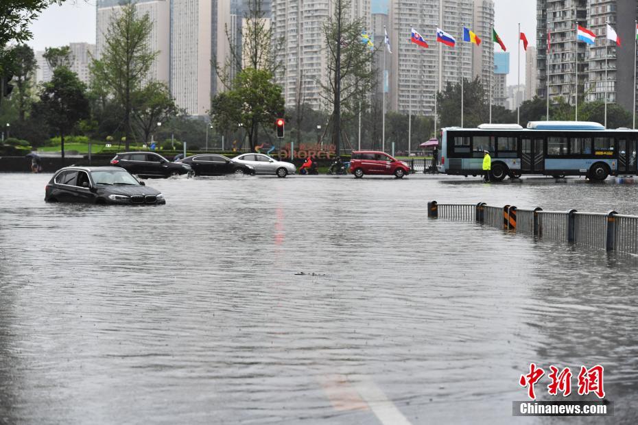 成都暴雨致城区部分道路积水“成河”