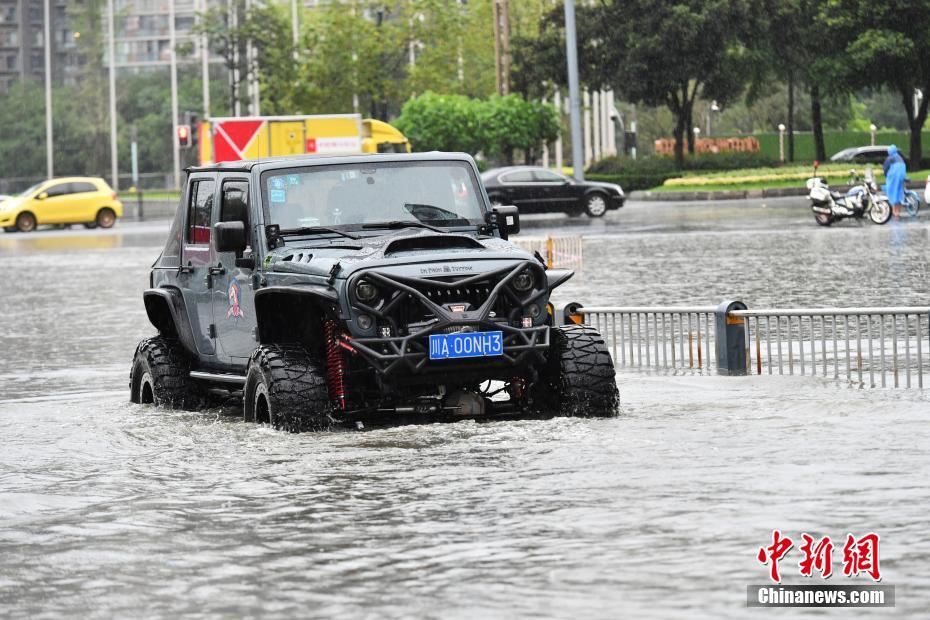 成都暴雨致城区部分道路积水“成河”