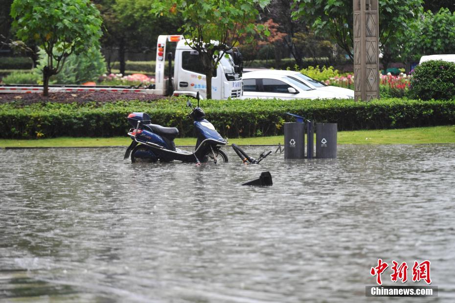 成都暴雨致城区部分道路积水“成河”