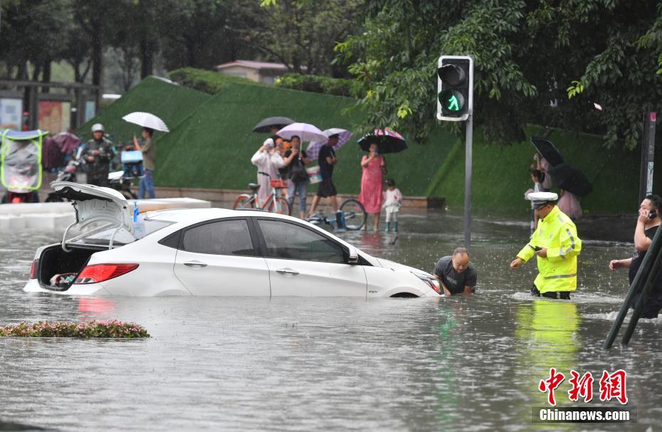 成都暴雨致城区部分道路积水“成河”