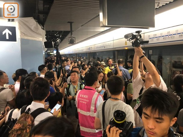 香港闹事者发起“不合作运动”：上班高峰堵地铁