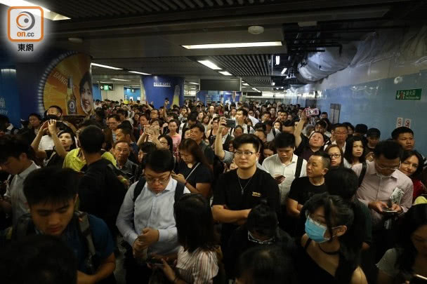 香港闹事者发起“不合作运动”：上班高峰堵地铁