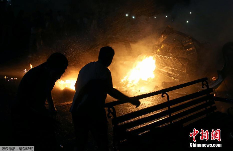 埃及多车相撞引发爆炸致数十人伤亡