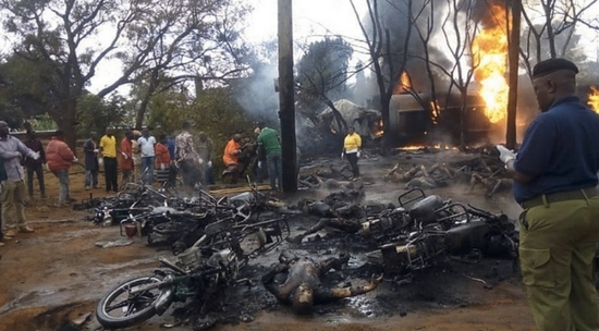 坦桑尼亚发生一起油罐车爆炸事故至少50人死亡