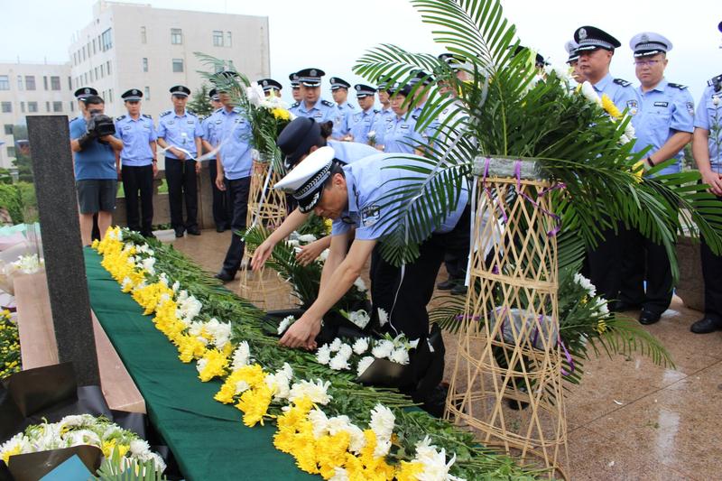 青岛纪念“8•12”黄岛油库灭火战斗30周年