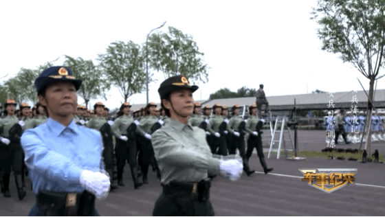 国庆阅兵女兵方队女将军是咱山东人 系新中国第一位女师长