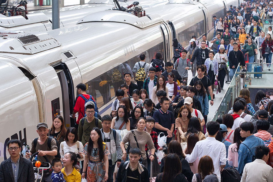 国庆假日运输8天，长三角铁路预计共发送旅客2121.4万人次。段利雷图