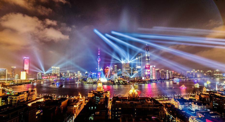 上海外滩国庆灯光秀流光溢彩