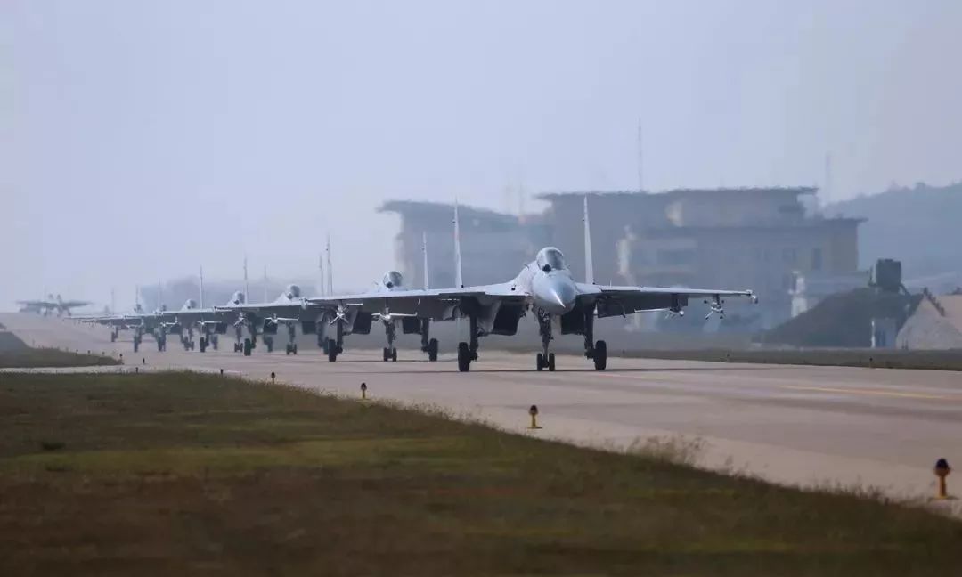 视频歼15舰载战斗机空中加油视频记录全程