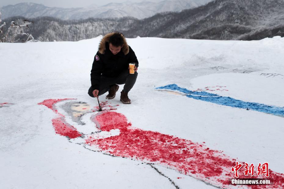 绘画爱好者雪地绘出踏雪寻梅