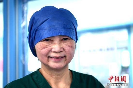 资料图：中国工程院院士、国家卫健委高级别专家组成员李兰娟在武汉大学人民医院东院重症ICU病房查房。 <a target='´_blank'´ href='´´>中新社</a>记者安源摄
