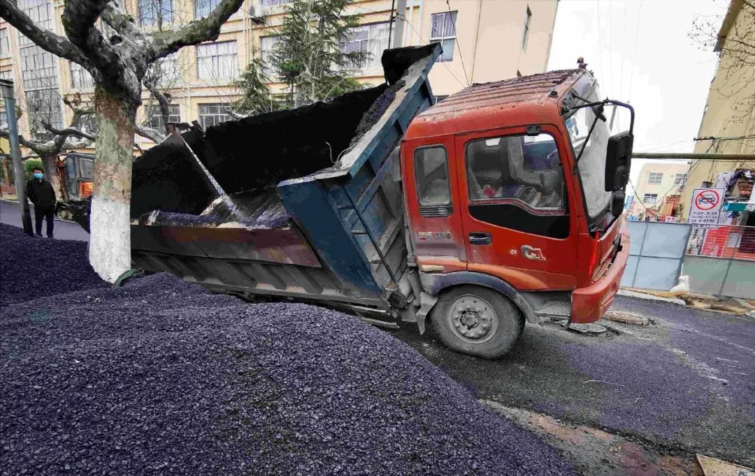 大货车：青岛一大货车侧翻，满载沥青倾泻而下，一老人被“埋”