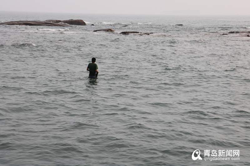 游客被困礁石海水没过腰部 青岛海警组织海上救援