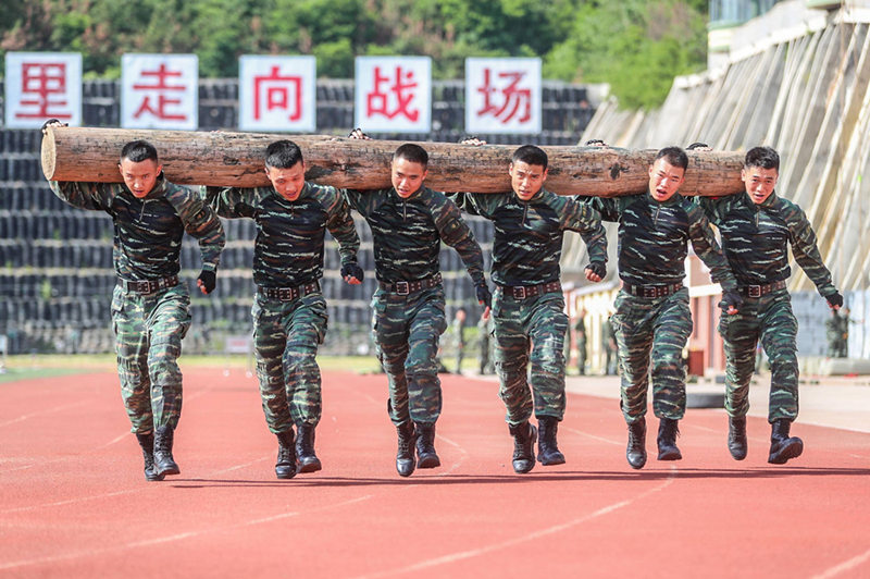 武警青岛支队的年轻特战队员们来说,只有日复一日,年复一年的的训练