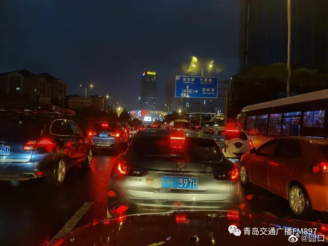 周五 晚高峰 降雨 昨晚的青岛集齐堵车三大要素