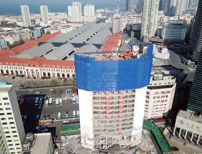 青岛火车站前建筑拆除进行中 顶楼建筑基本拆除完成前海已可见钟楼 青岛新闻网