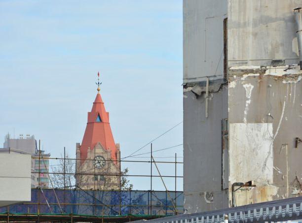 青岛火车站前建筑拆除进行中 顶楼建筑基本拆除完成前海已可见钟楼 青岛新闻网