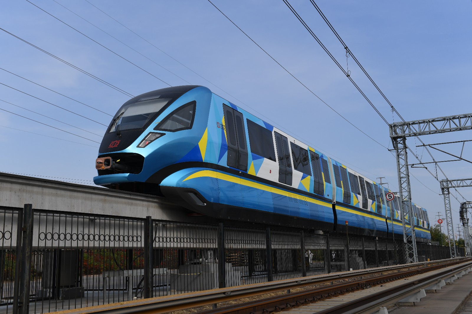 该车兼具地铁与单轨列车技术优势,标志着我国在跨座式单轨车辆技术