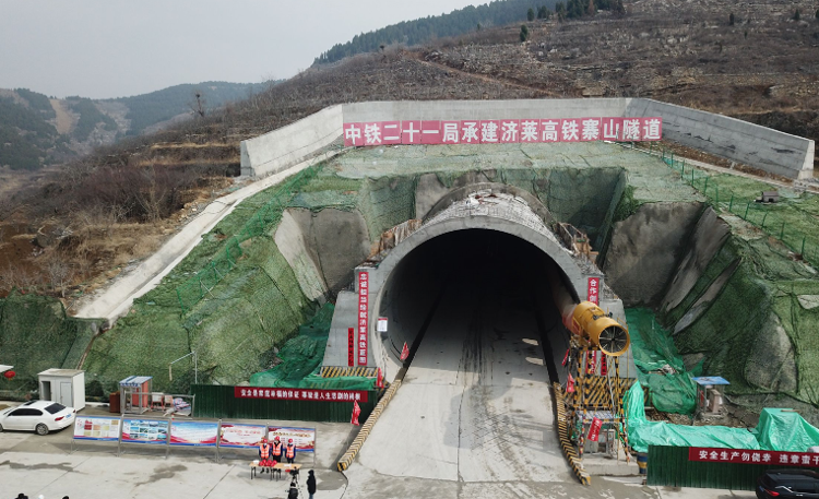 3月5日9点40分左右,随着一声闷响,济莱高铁寨山隧道出口段成功贯通,为