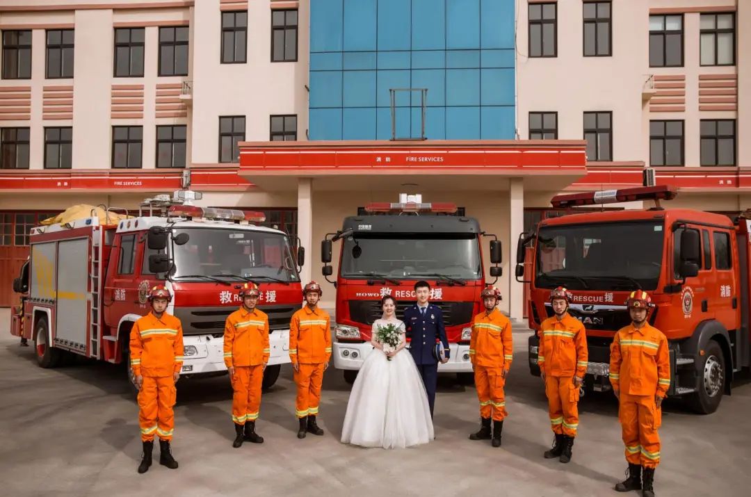 消防队员的婚纱照_消防队员(3)
