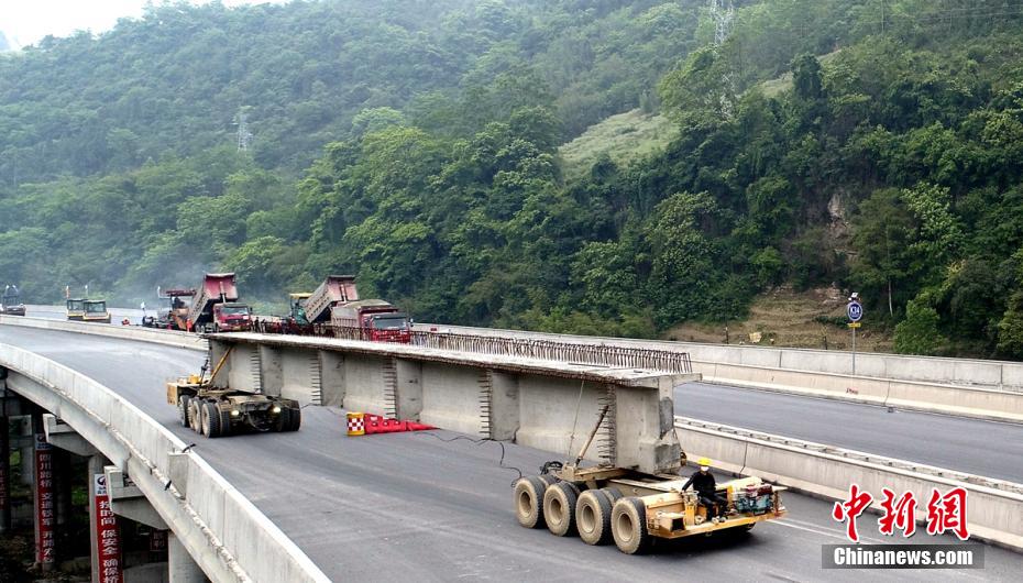 正文 峨汉高速公路穿越群山,紧邻峨眉山,黑竹沟以及金口河大峡谷等