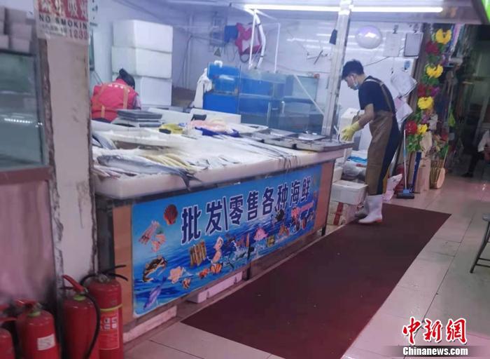 北京丰台区一家菜市场内售卖的水产。 <a target='_blank' href=' >中新网</a>记者谢艺观摄