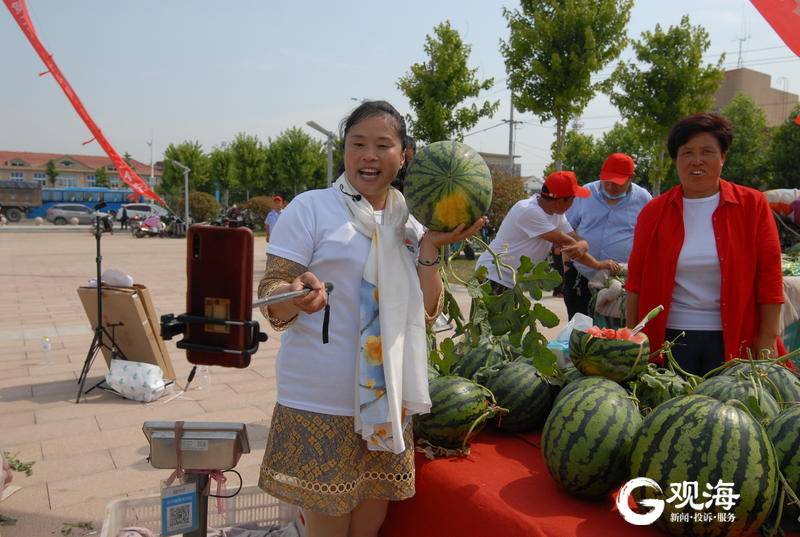 “瓜王”重达14.25公斤 青岛这个地方的西瓜节开幕了