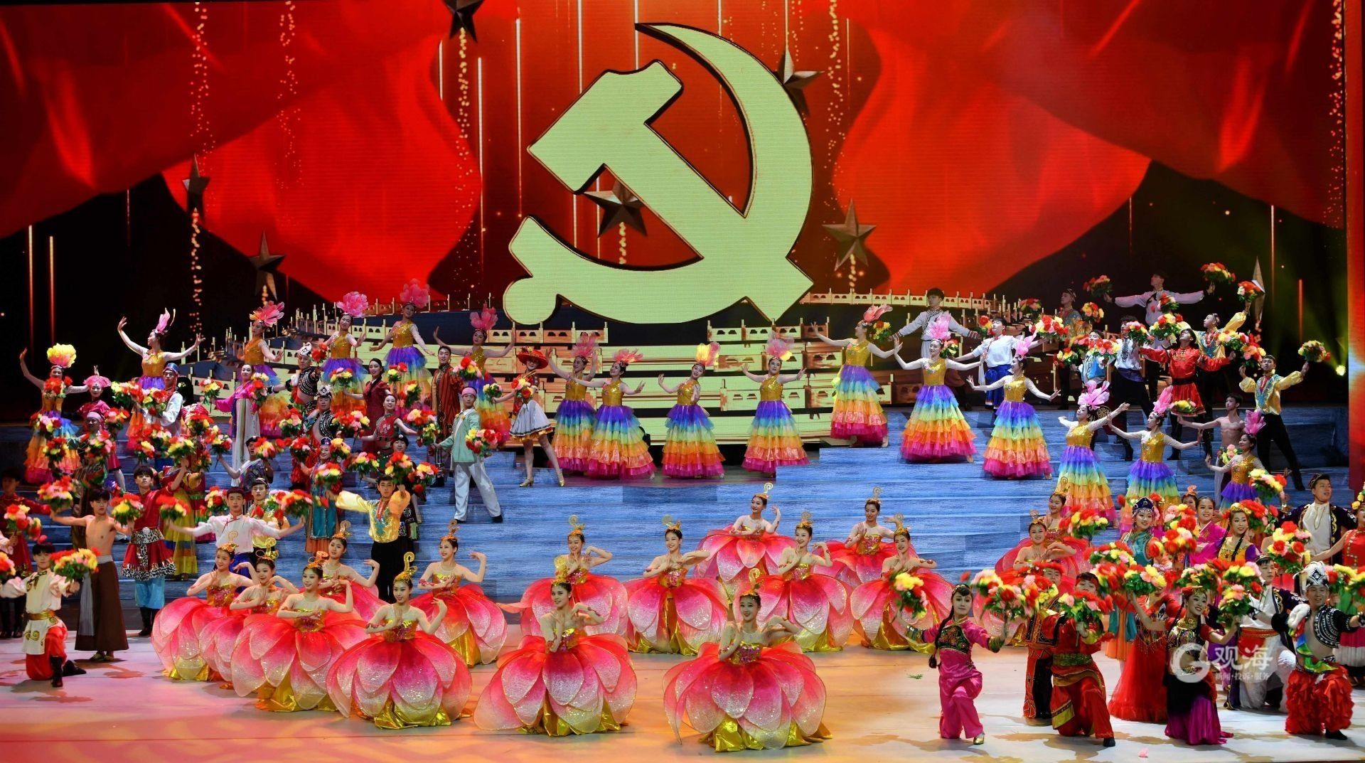 青岛市庆祝中国共产党成立100周年文艺演出举行