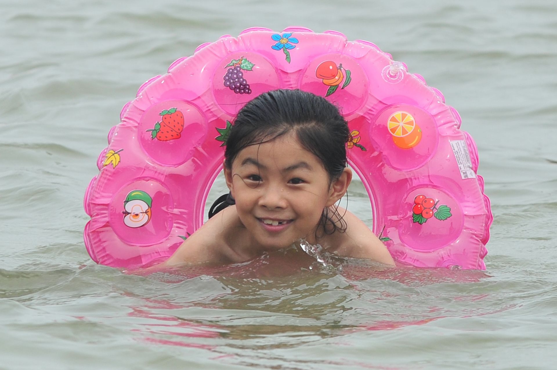 实拍第一海水浴场“避暑”模式：每天数万人海边“下饺子”，最萌娃娃镜头来了