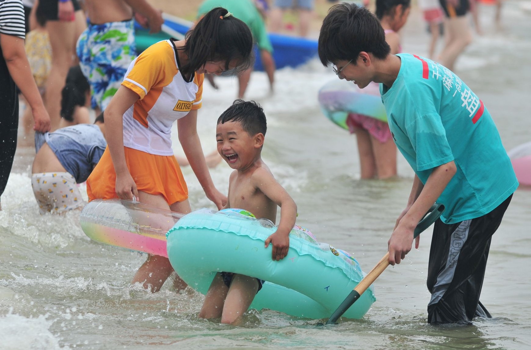 实拍第一海水浴场“避暑”模式：每天数万人海边“下饺子”，最萌娃娃镜头来了