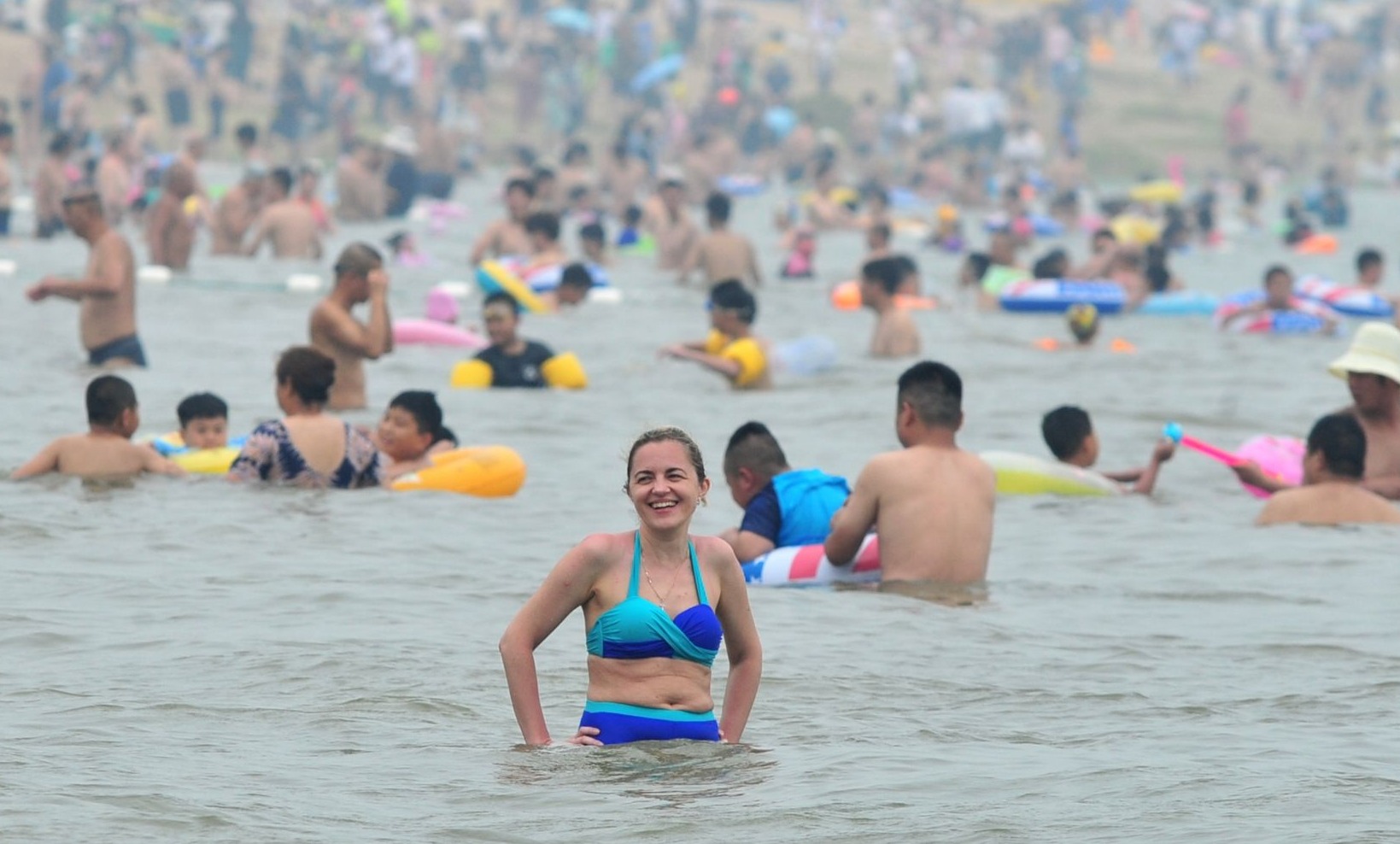 实拍第一海水浴场“避暑”模式：每天数万人海边“下饺子”，最萌娃娃镜头来了