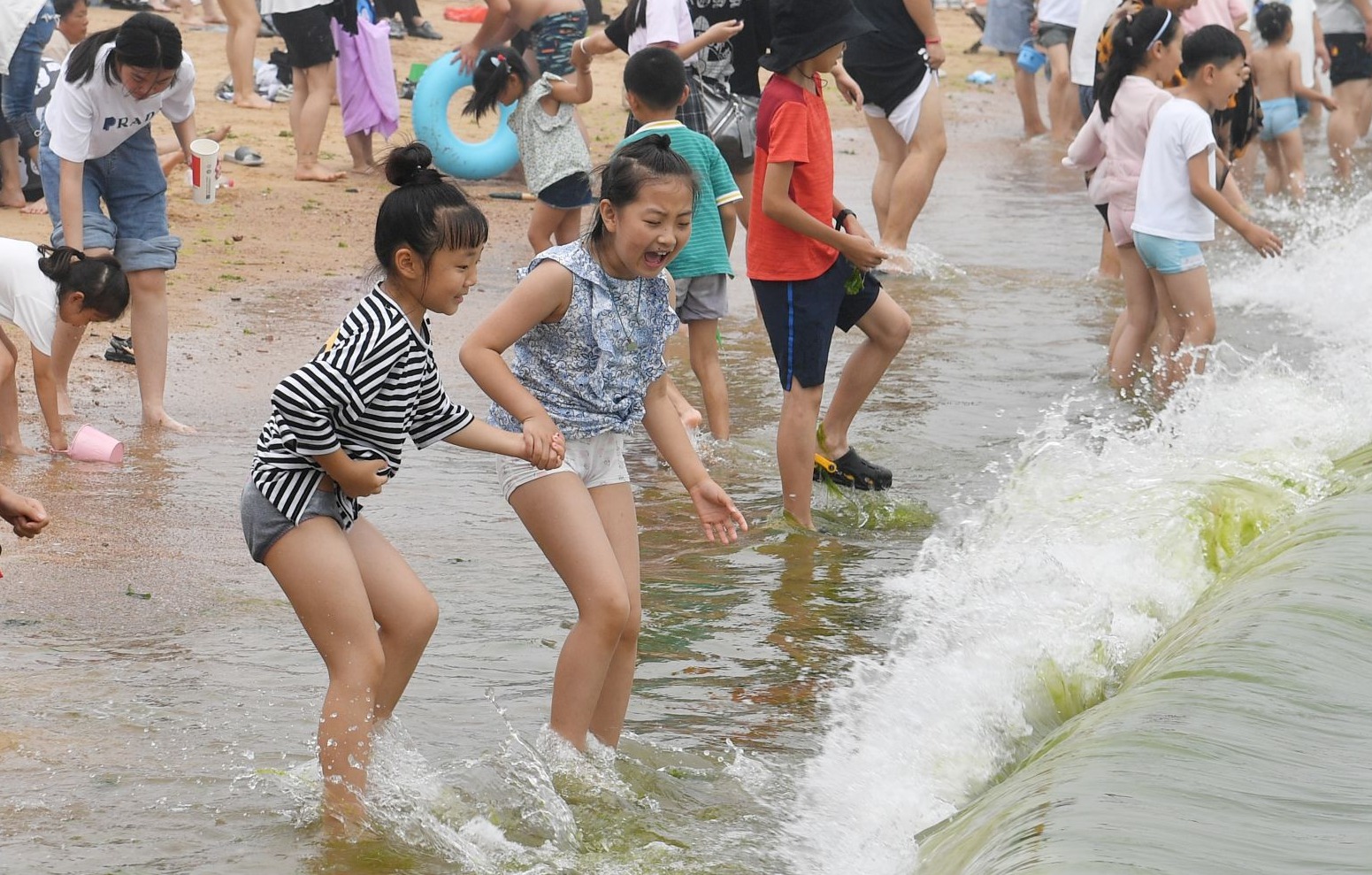 实拍第一海水浴场“避暑”模式：每天数万人海边“下饺子”，最萌娃娃镜头来了