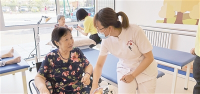 青岛迈向居家社区养老服务“城乡全覆盖” 1.8万张家庭养老床位从哪里来？