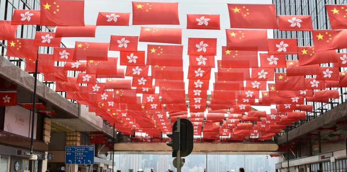 逾百国旗和特区区旗挂满香港尖东街头 国庆气氛浓郁