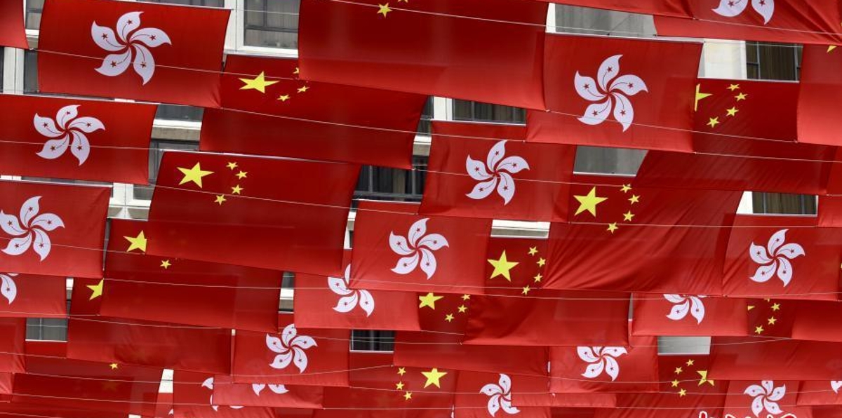 逾百国旗和特区区旗挂满香港尖东街头 国庆气氛浓郁