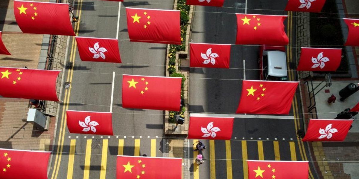 逾百国旗和特区区旗挂满香港尖东街头 国庆气氛浓郁