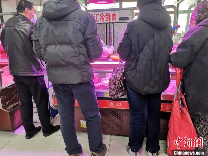 居民在猪肉摊前购买猪肉。 <a target='_blank' href='/' >中新网</a>记者谢艺观摄