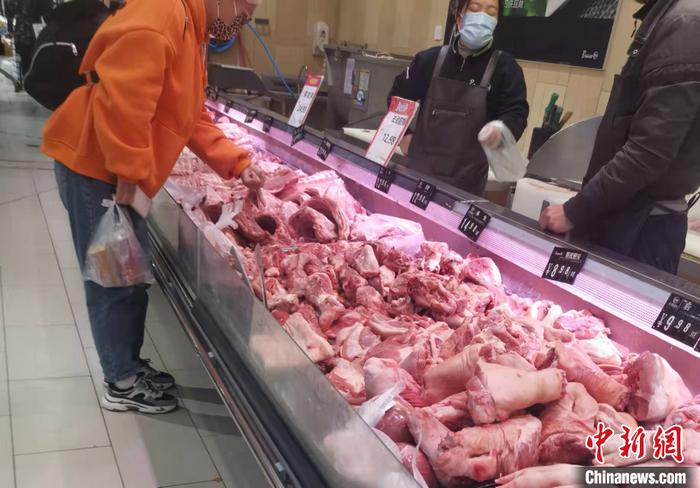北京丰台区一家大型超市内的猪肉价格。 <a target='_blank' href='/' >中新网</a>记者谢艺观摄