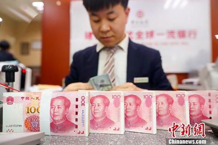 工作人员清点货币。(资料图) <a target='_blank' href='/'>中新社</a>记者张云摄