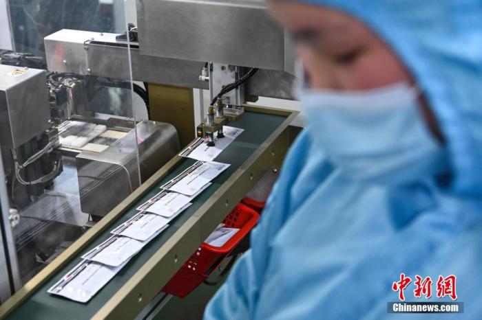 3月2日，广东省广州市，万孚生物内的自动化生产线正在生产供港新冠抗原检测试剂。当日，由万孚生物生产的600万人份新冠抗原检测试剂从虎门港码头吊装上船，运往香港。 <a target='_blank' href='/'>中新社</a>记者陈骥旻摄