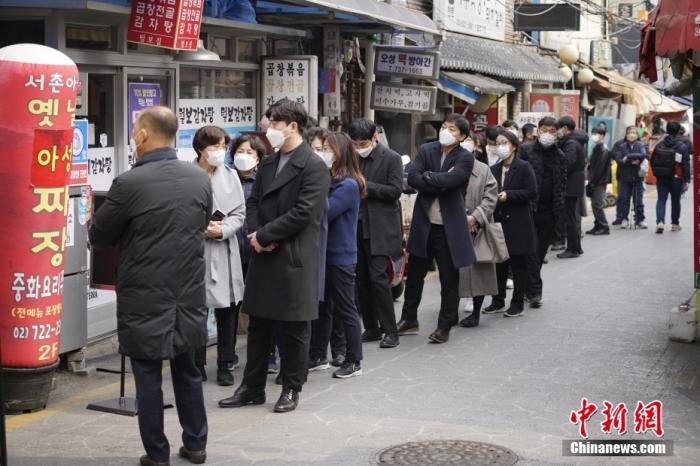 资料图：韩国首尔民众。 <a target='_blank' href='/'>中新社</a>记者刘旭摄