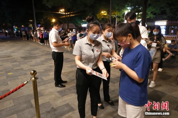6月6日零时，食客在北京东直门内大街一餐厅外扫码、测温后进入餐厅用餐。 <a target='_blank' href='/'>中新社</a>记者富田摄