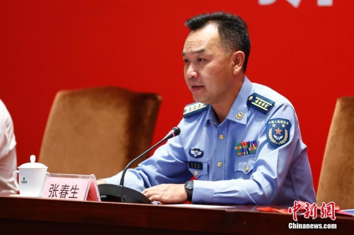 图为空军航空大学政治工作部主任张春生在发布会上发言。 <a target='_blank' href='/'>中新社</a>记者富田摄
