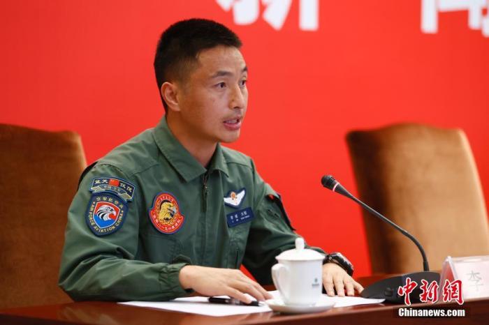 图为空军“八一”飞行表演队队长李斌在发布会上发言。 <a target='_blank' href='/'>中新社</a>记者富田摄