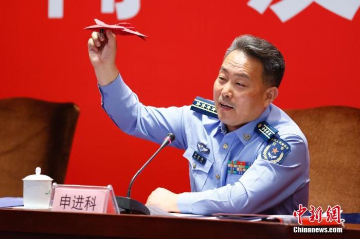 图为申进科大校在发布会上展示军迷赠送的折纸飞机。 <a target='_blank' href='/'>中新社</a>记者富田摄