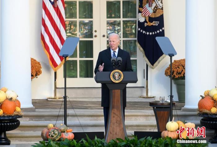 当地时间11月19日，美国总统拜登在白宫玫瑰园“赦免”2021年感恩节“幸运”火鸡——“花生酱”（Peanut Butter）和“果冻”（Jelly）。图为拜登在火鸡“赦免”仪式上讲话。 <a target='_blank' href='/'>中新社</a>记者陈孟统摄