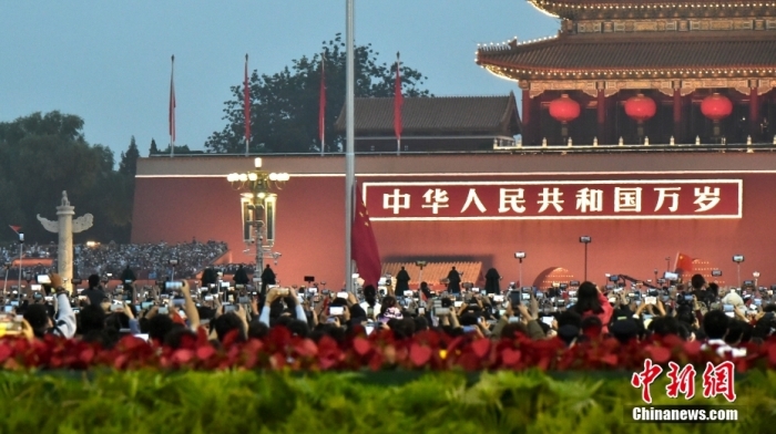2022年10月1日，中华人民共和国成立73周年，北京天安门广场举行国庆升旗仪式。<a target='_blank' href='/' >中新网</a>记者李骏摄
