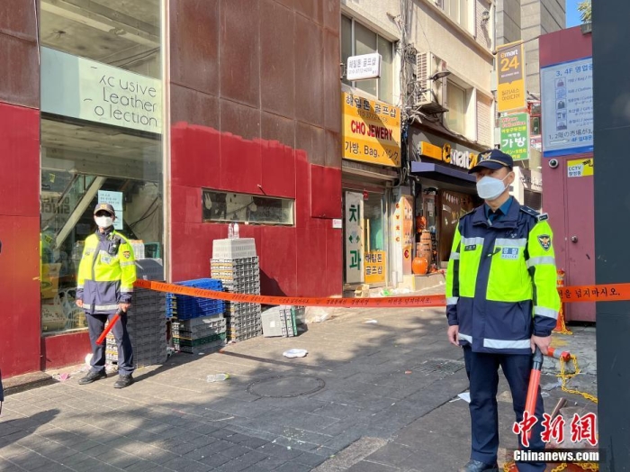 当地时间10月31日，首尔梨泰院踩踏事故发生地附近的巷子仍被警戒封闭。 <a target='_blank' href='/'>中新社</a>记者刘旭摄 　