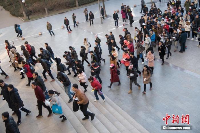 资料图:山西太原一公务员考点,考生准备进入考场。<a target='_blank' href='/'>中新社</a>记者武俊杰摄