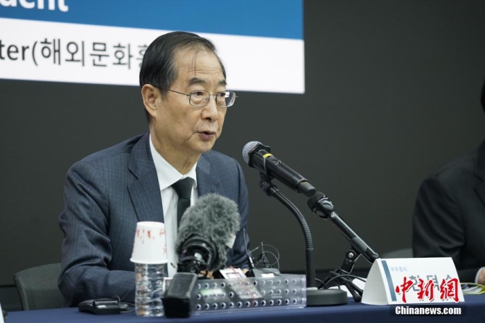 当地时间11月1日下午,韩国总理韩德洙就29日晚间梨泰院踩踏事故举行外国记者见面会。 <a target='_blank' href='/'>中新社</a>记者刘旭摄